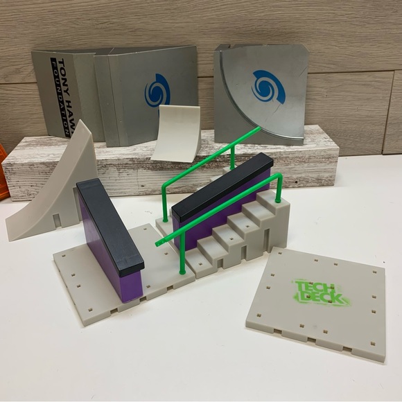 Random Tech Deck, Tony Hawk  build a park - Picture 2 of 3